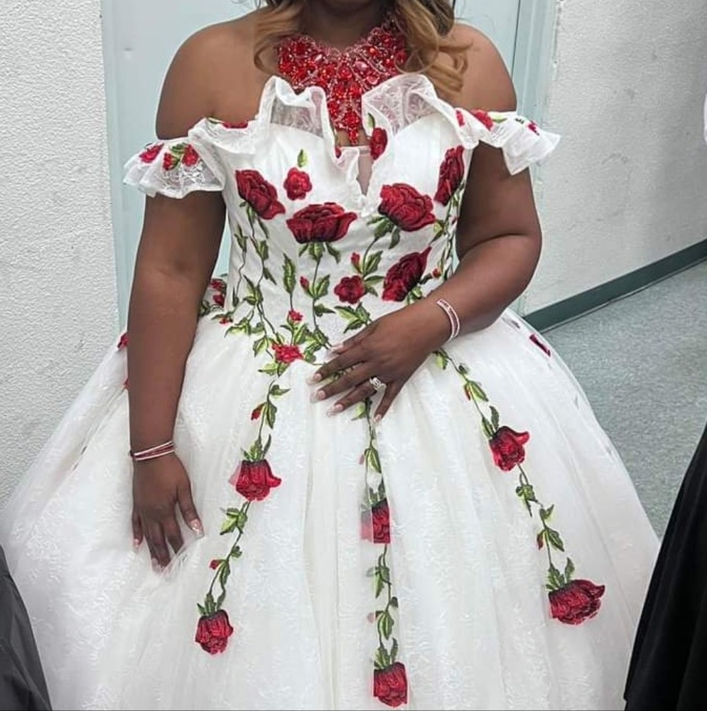 🔥🔥🔥EUC WEDDING/QUINCEAÑERA DRESS!          ❤️**Not MK, Only For Exposure**
